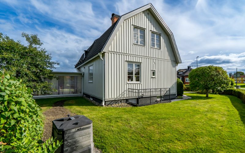 Fasadrenovering Av Gammal Träpanel, Stav, Ekerö Kommun